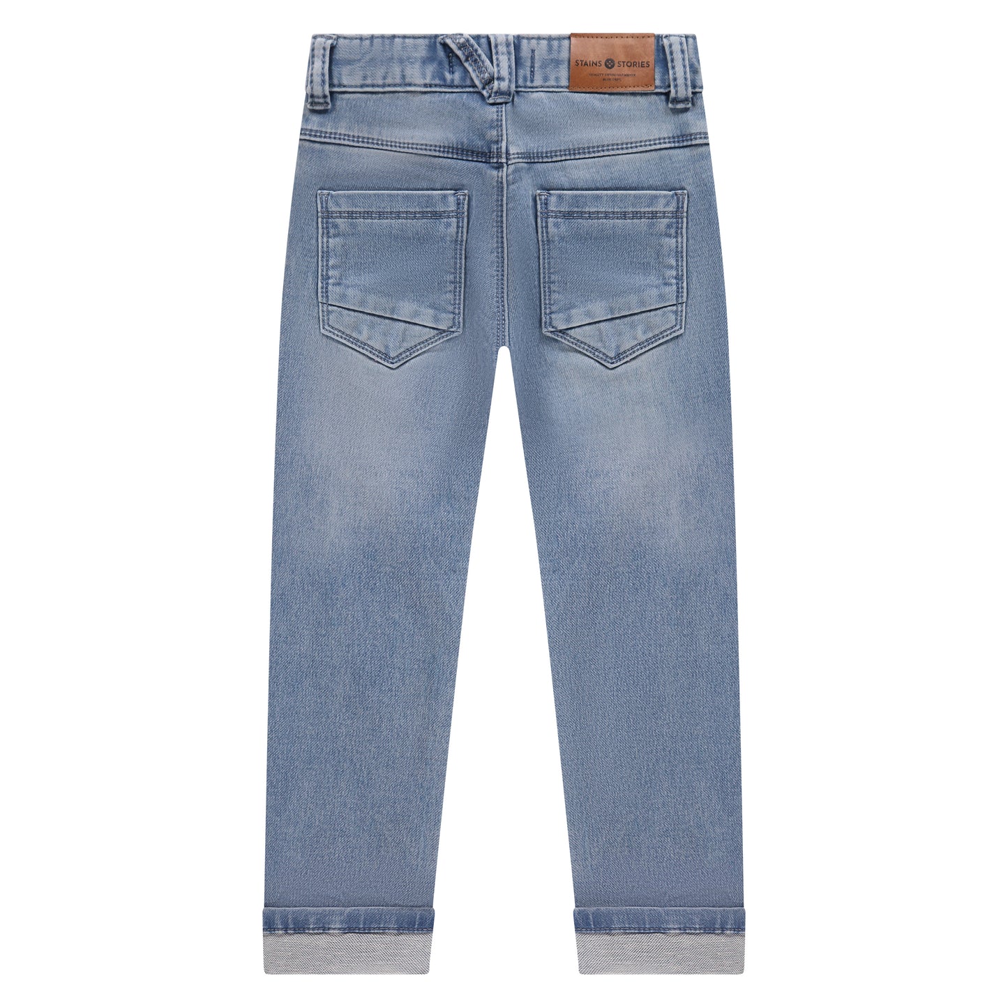 Rückansicht der Jungen-Jeans "Blue Denim" von Stains & Stories, zeigt die Gesäßtaschen und das dezente Label.