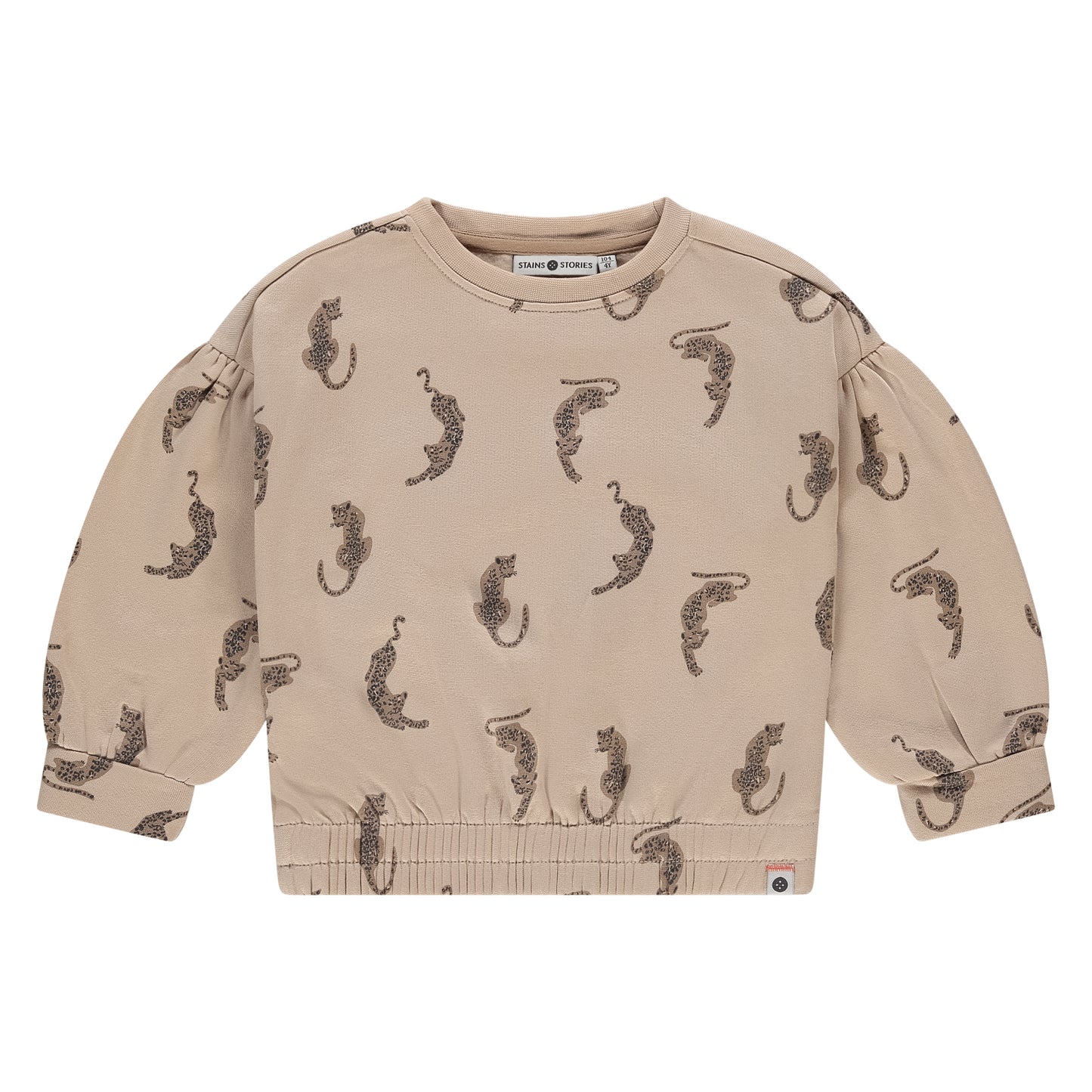 Vorderansicht des beige-gemusterten Girls Sweatshirts von Stains & Stories mit Allover-Leoparden-Print.