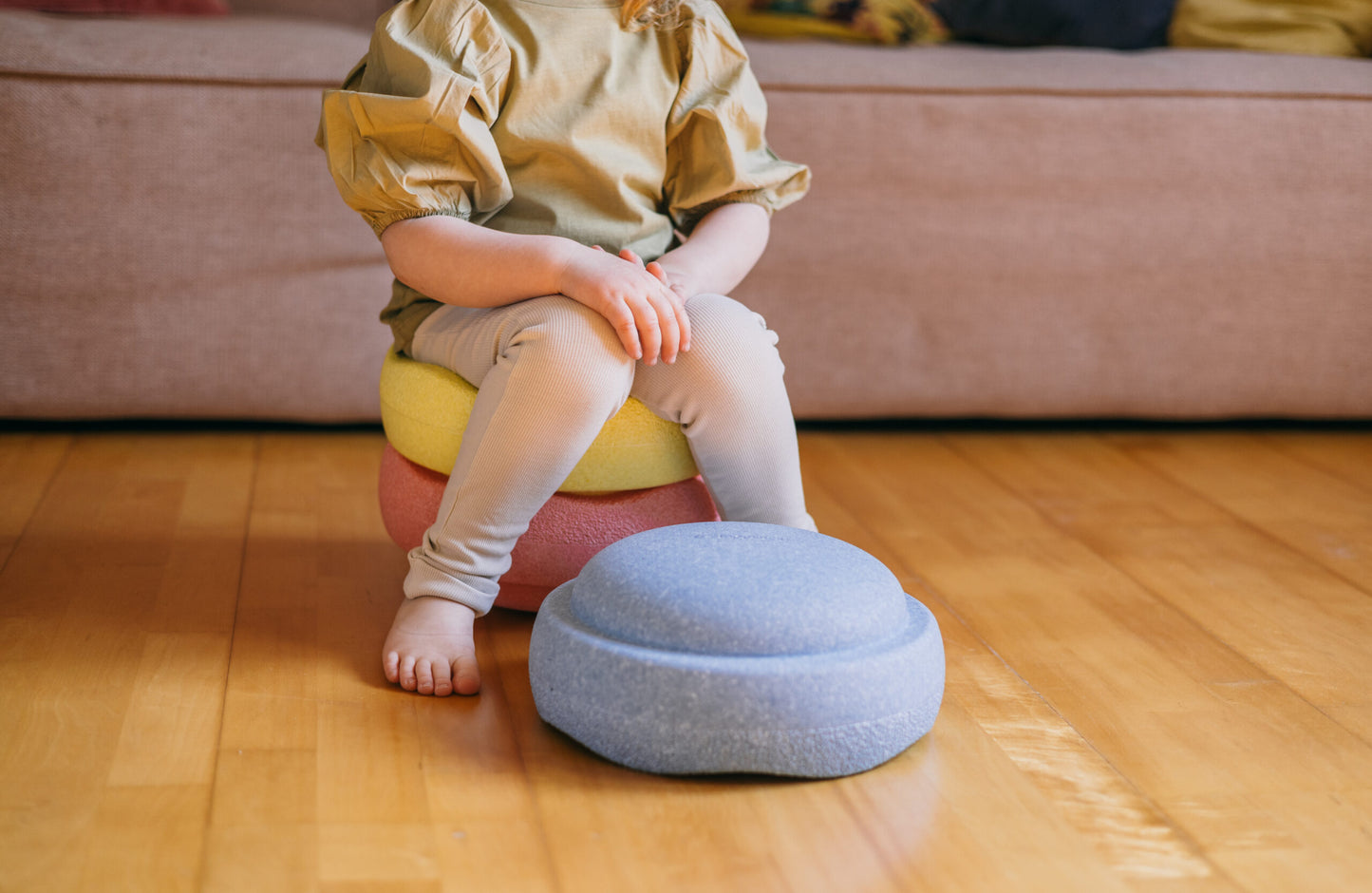 Chind bim Spiele mit Stapelstein – dis Bärechind in Winti, nachhaltig für all Wintichind