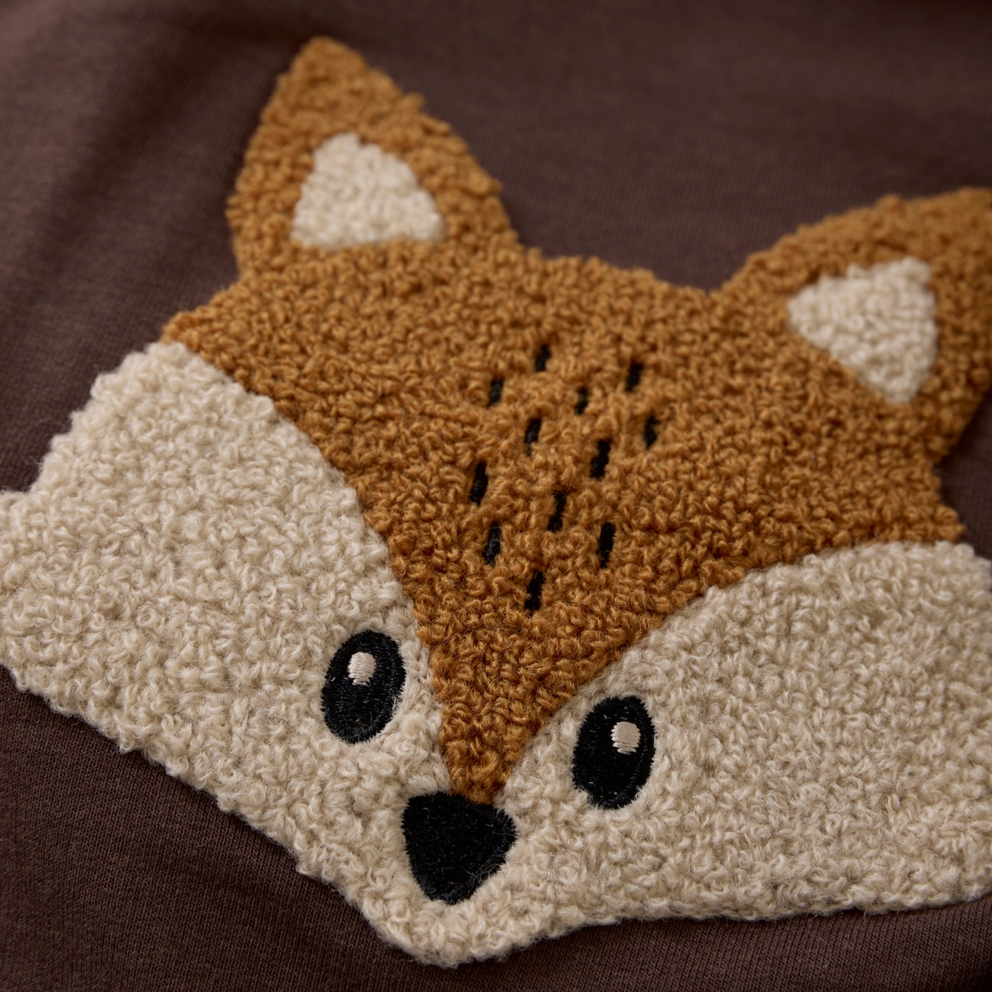 Detailansicht vom Sweatshirt mit appliziertem Fuchs-Motiv, aus Bambus und Baumwolle – erhältlich bei Bärechind Winterthur
