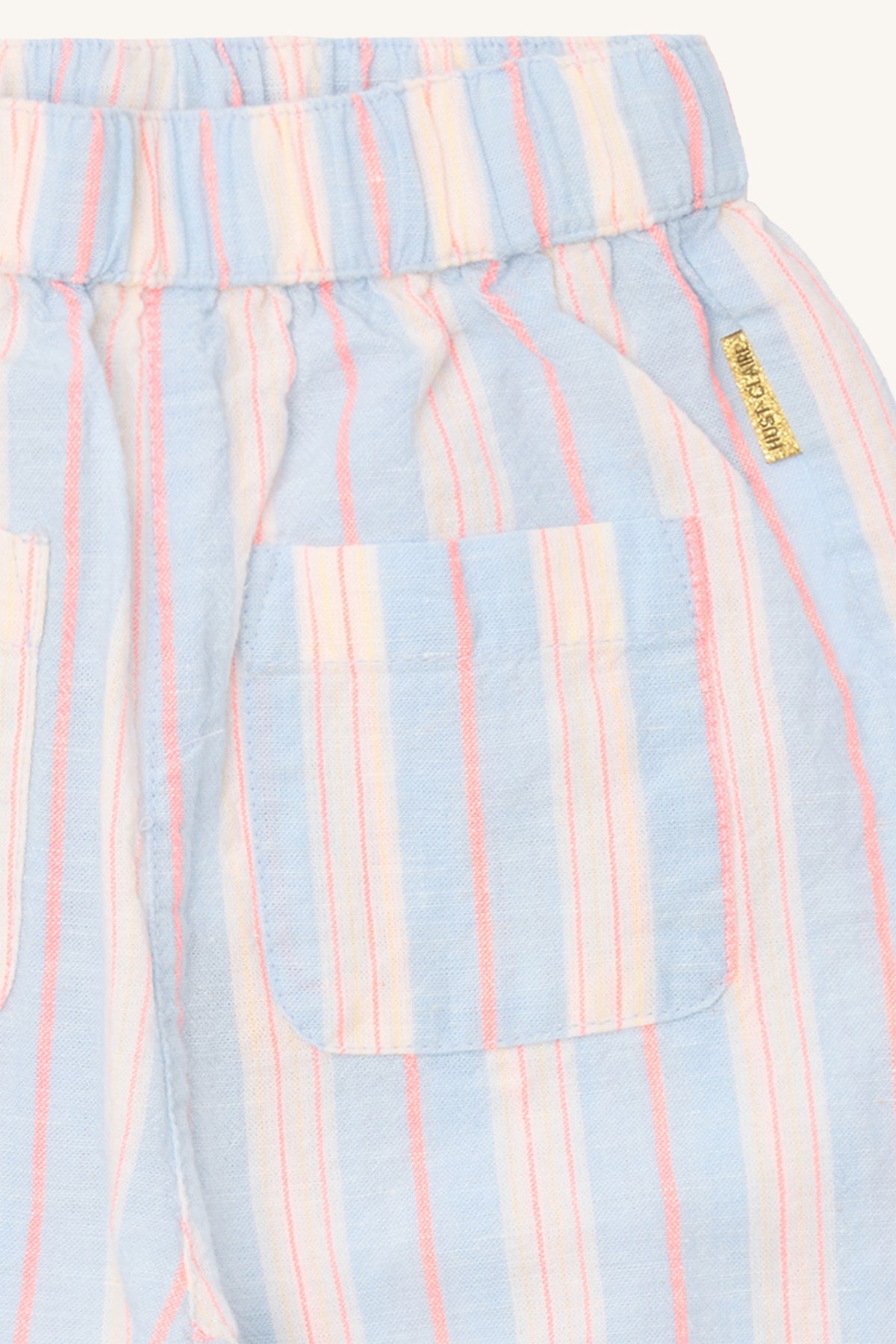 Detailaufnahme des gestreiften Stoffes der Trine Trousers – nachhaltige Kindermode von Bärechind in Winterthur, Zürich, Schweiz.