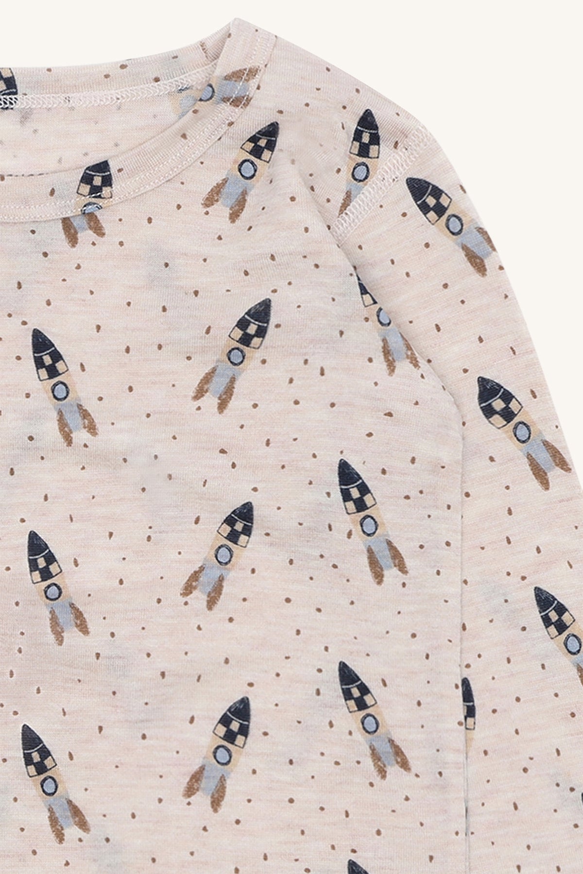 Detailansicht vom Hust&Claire Wollshirt Aacel aus Wolle & TENCEL™ mit Raketenprint, bei Bärechind Winterthur, Zürich, Schweiz.