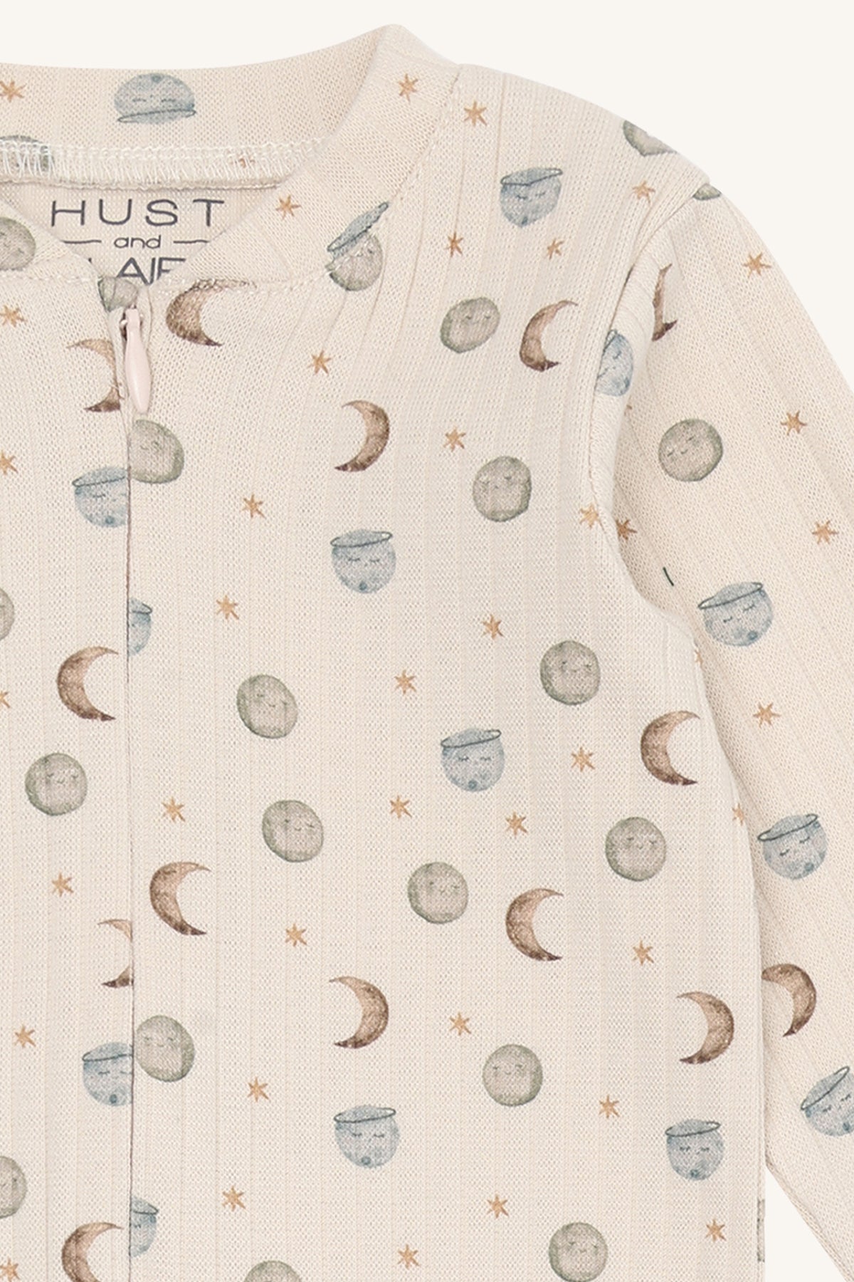 Hust&Claire Schlafanzug Mich aus GOTS-Bio-Baumwolle in Blau/Grau mit Mond- und Sternenmuster – erhältlich bei Bärechind in Winterthur, Zürich, Schweiz.