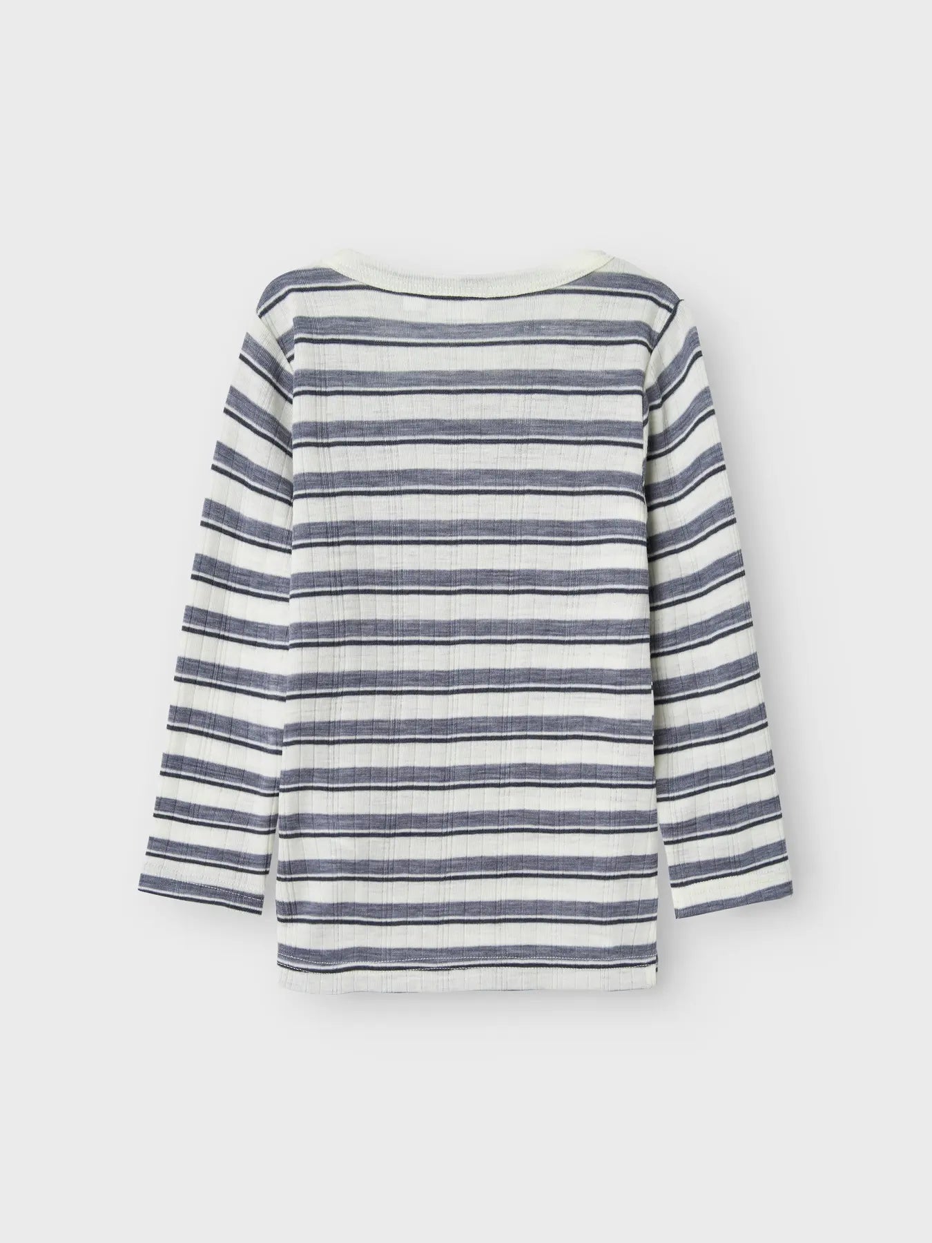 Rückenansicht von Namie It Kinderwollshirt mir steifen, vom Bärechind Winterthur.
