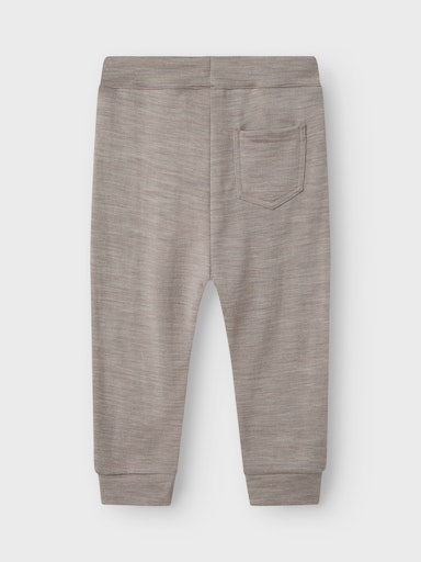 Rückansicht der taupefarbenen Merino-Wolltrainerhose mit Tasche – bei Bärechind in Winterthur, Zürich, Schweiz erhältlich.