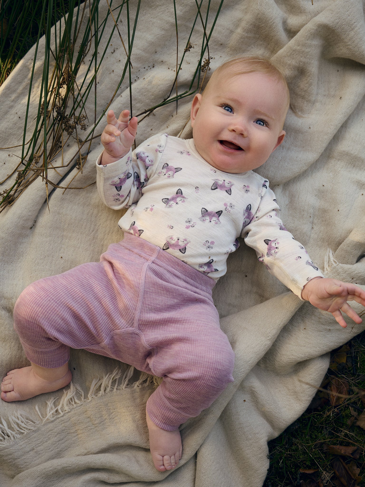 CeLaVi Merino Leggings Rosa an Baby liegend