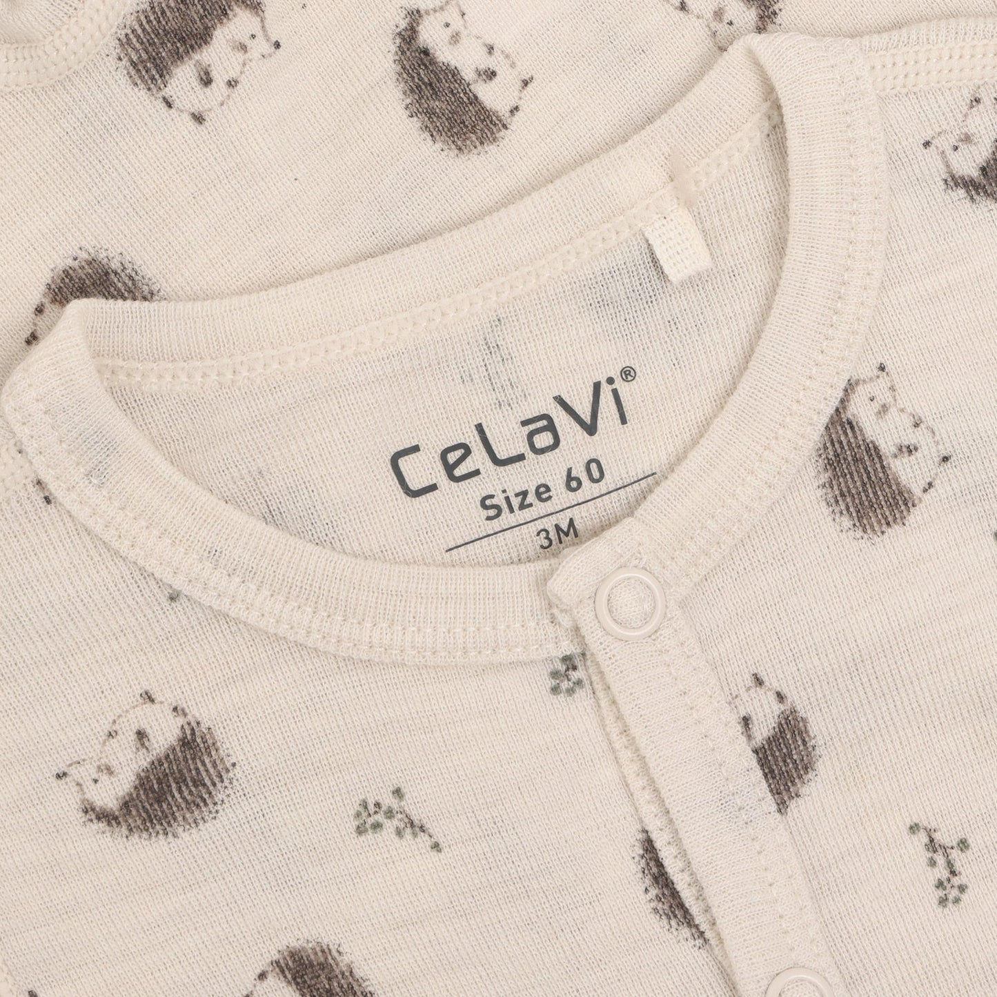 Nahaufnahme Igelprint auf Merino Strampler CeLaVi Walnut