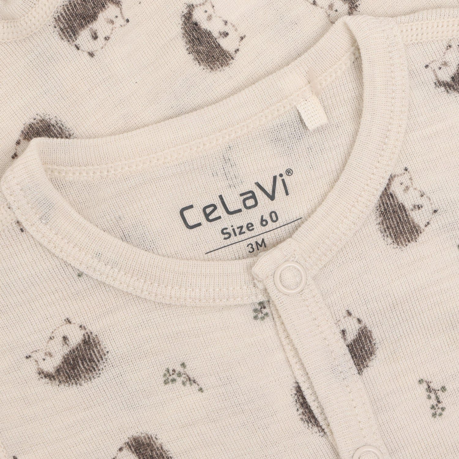 Nahaufnahme Igelprint auf Merino Strampler CeLaVi Walnut