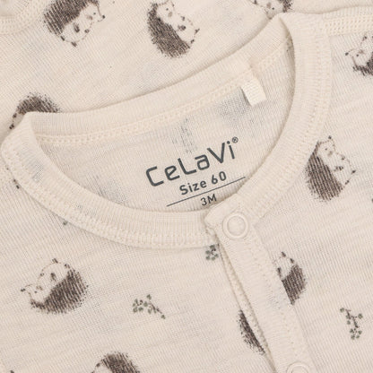 Nahaufnahme Igelprint auf Merino Strampler CeLaVi Walnut
