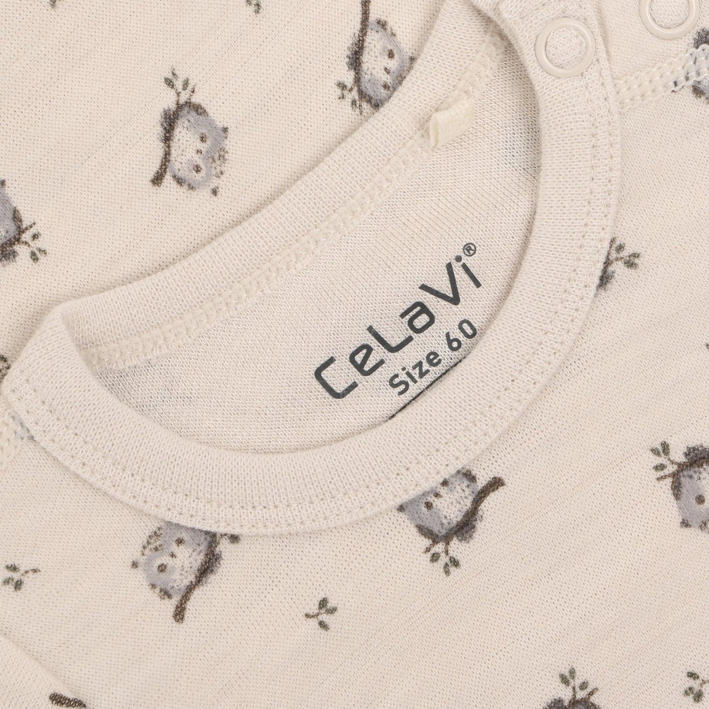Nahaufnahme Eulenprint auf CeLaVi Body Mocha Meringue