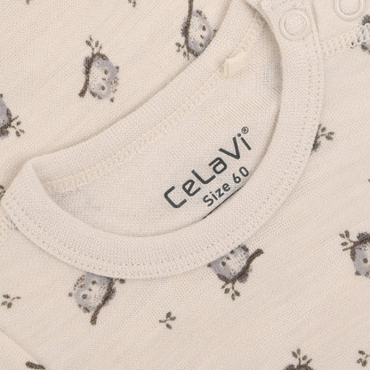 Nahaufnahme Eulenprint auf CeLaVi Body Mocha Meringue