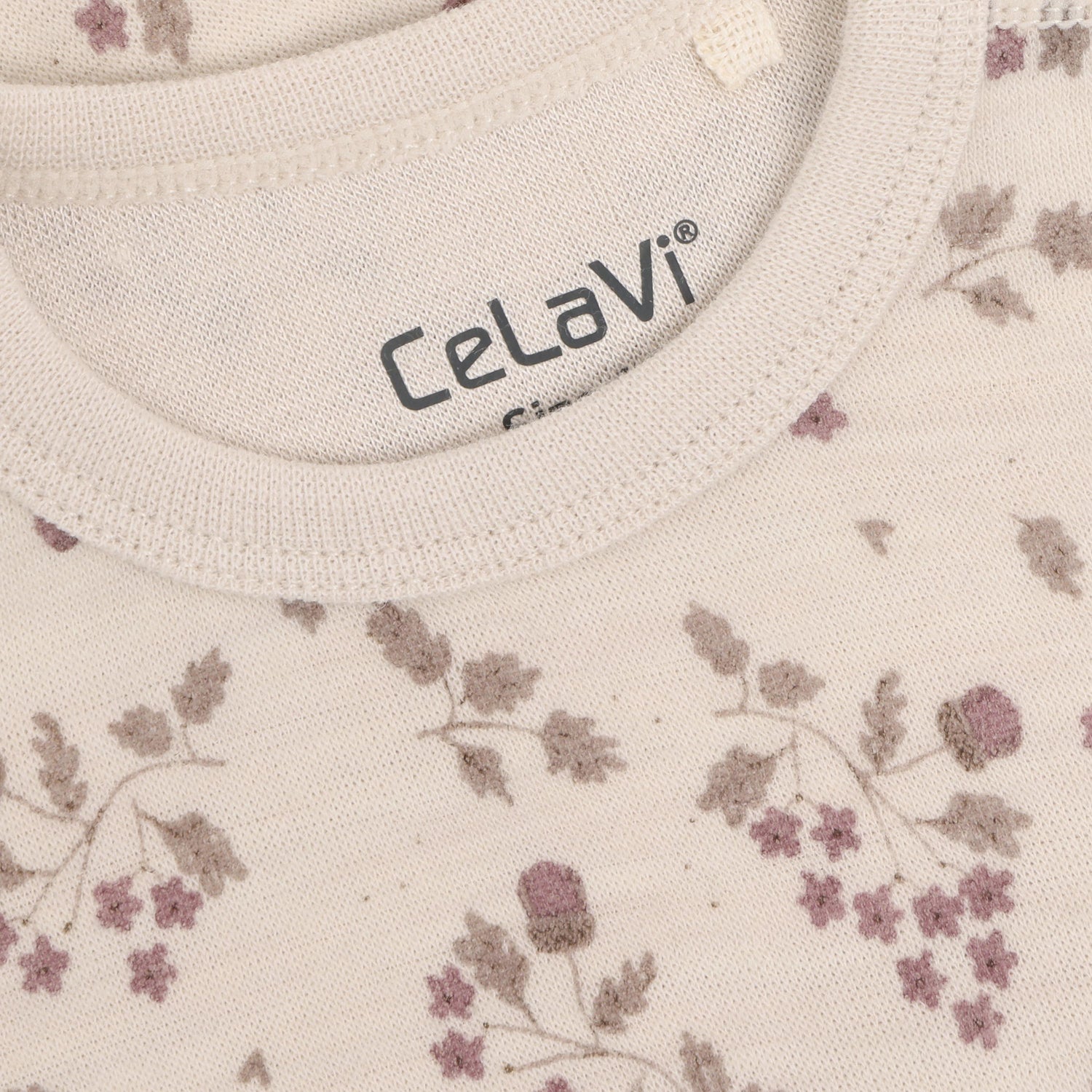 Nahaufnahme Blumenprint auf CeLaVi Body Grape Shake
