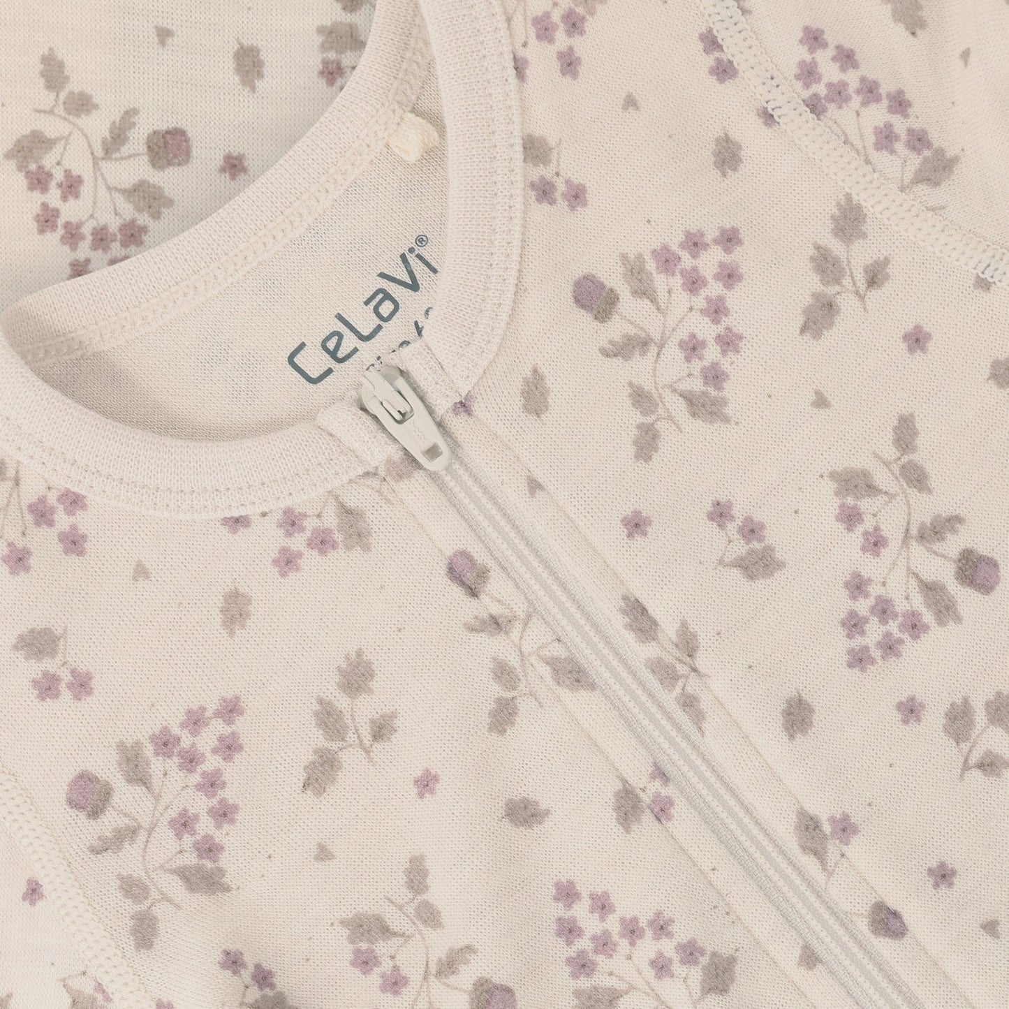 Nahaufnahme Blumenprint auf CeLaVi Strampler Grape Shake