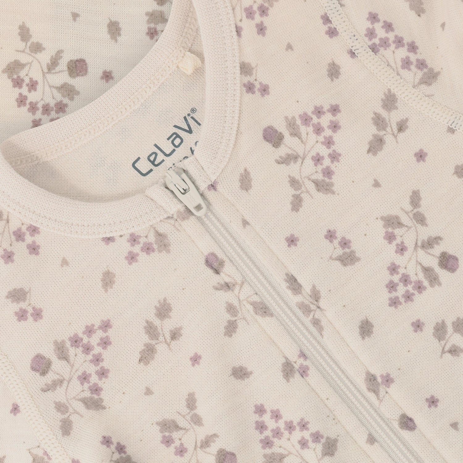Nahaufnahme Blumenprint auf CeLaVi Strampler Grape Shake