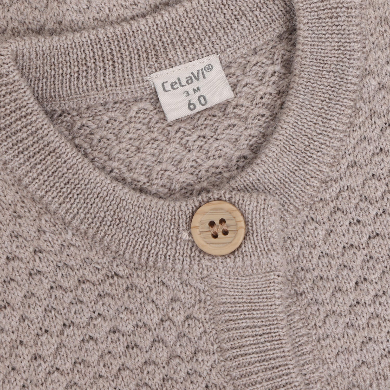 Nahaufnahme Strickmuster und Holzknopf CeLaVi Strickjacke Mocha Meringue Melange