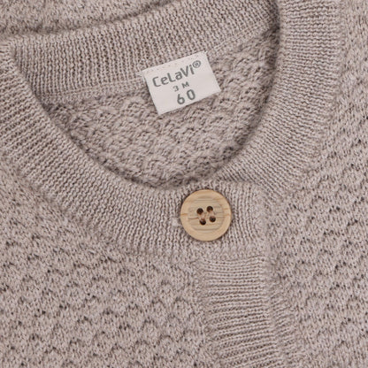Nahaufnahme Strickmuster und Holzknopf CeLaVi Strickjacke Mocha Meringue Melange
