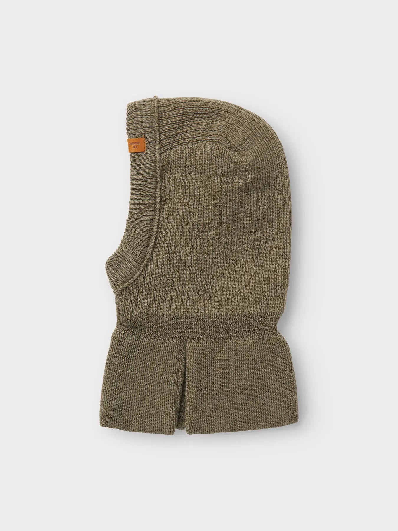 Schlupfmütze aus 100 % Wolle in Olivgrün von Lil’Atelier – exklusiv bei Bärechind in Winterthur, Zürich, Schweiz.