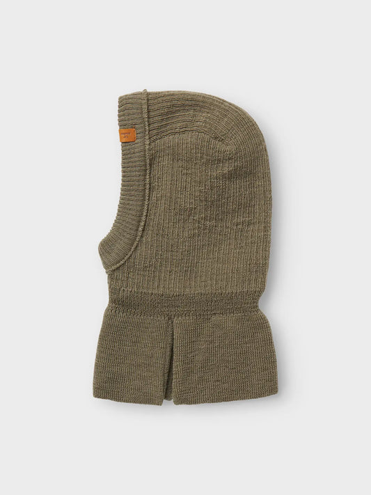 Schlupfmütze aus 100 % Wolle in Olivgrün von Lil’Atelier – exklusiv bei Bärechind in Winterthur, Zürich, Schweiz.