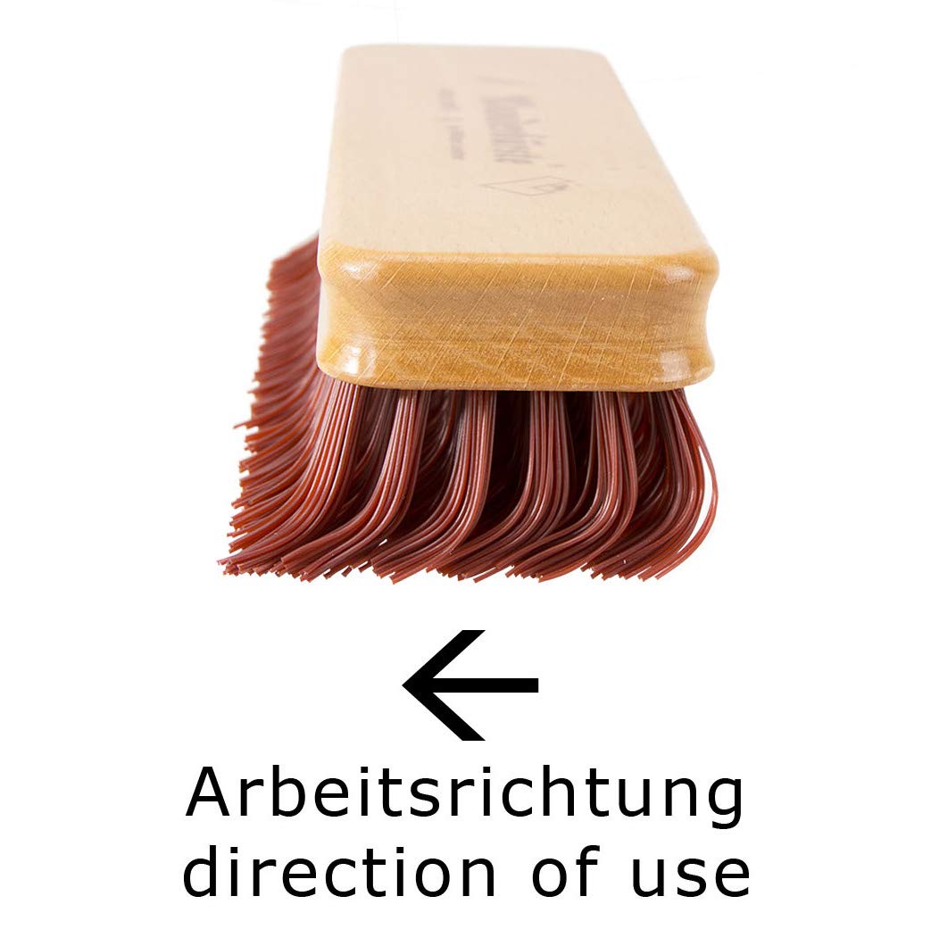 Anwendung der Wunderbürste ORIGINAL®, Bürsten in Pfeilrichtung für die schonende Wollpflege.
