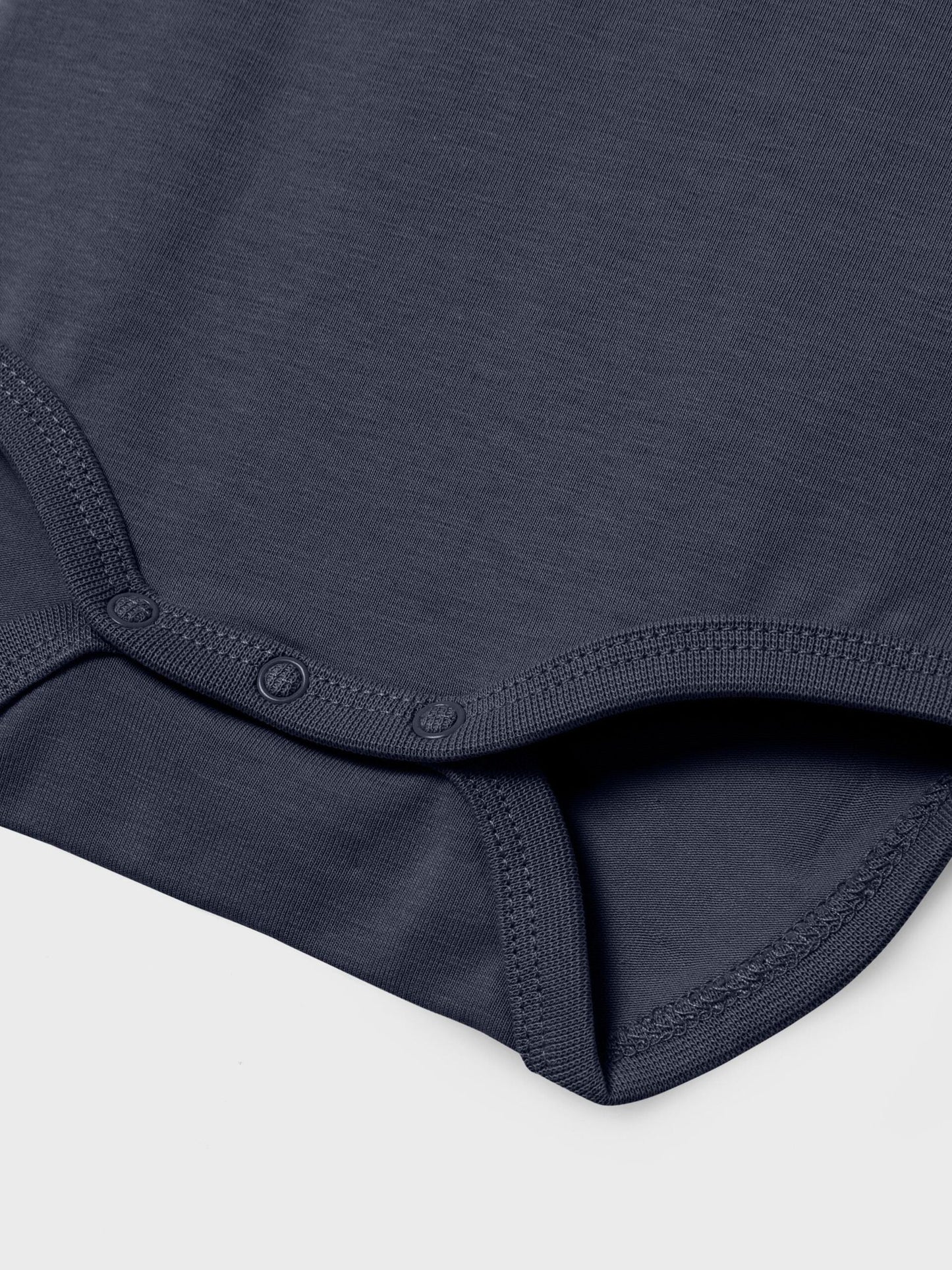 Detailaufnahme des Polo-Bodys Dark Sapphire mit Druckknöpfen, NAME IT, erhältlich im Bärechind in Winterthur, Zürich Schweiz.