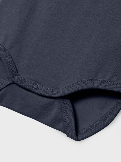 Detailaufnahme des Polo-Bodys Dark Sapphire mit Druckknöpfen, NAME IT, erhältlich im Bärechind in Winterthur, Zürich Schweiz.