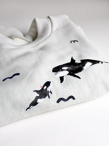 Bügelbild-Set „Meereswelt“ von Halfbird mit Orka auf weissem Pullover – zum Aufbügeln, erhältlich im Bärechind in Winterthur