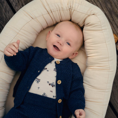 Baby trägt CeLaVi Merino Strickjacke in Ombre Blue Melange