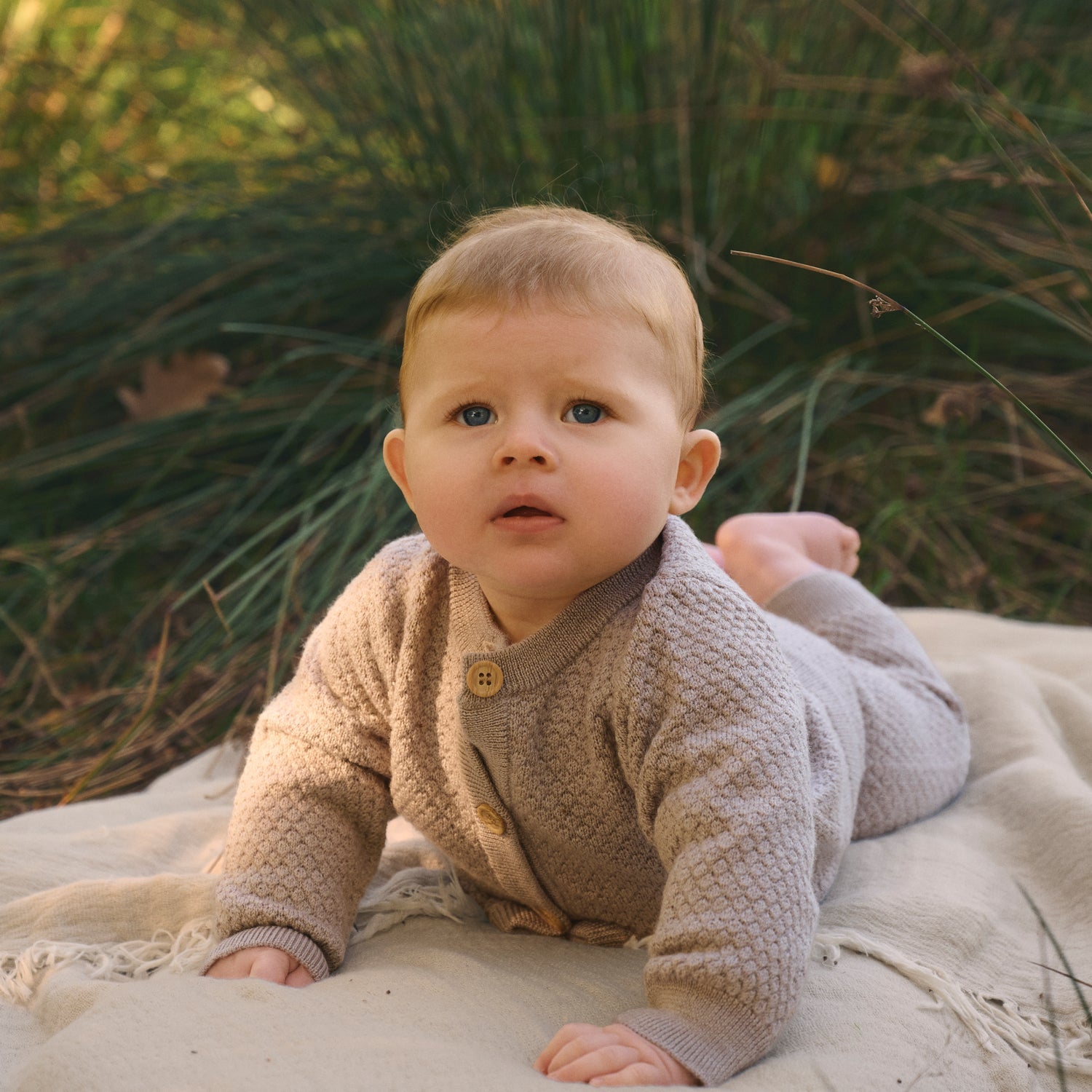 Baby trägt CeLaVi Merino Leggings in Mocha Meringue Melange