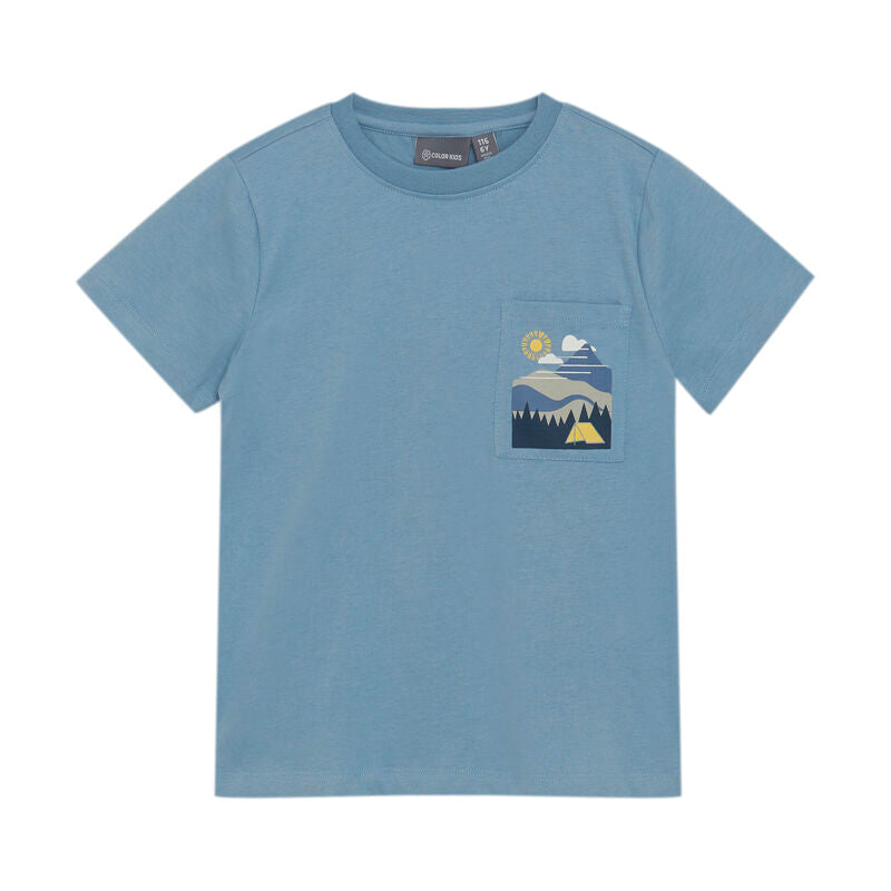 Das Color Kids Boys T-Shirt mit Bergdruck in Blau – aus weicher, atmungsaktiver Baumwolle. Perfekt für Outdoor-Abenteuer und Freizeit. Erhältlich im Bärchind Shop in Winterthur oder online für die ganze Schweiz.