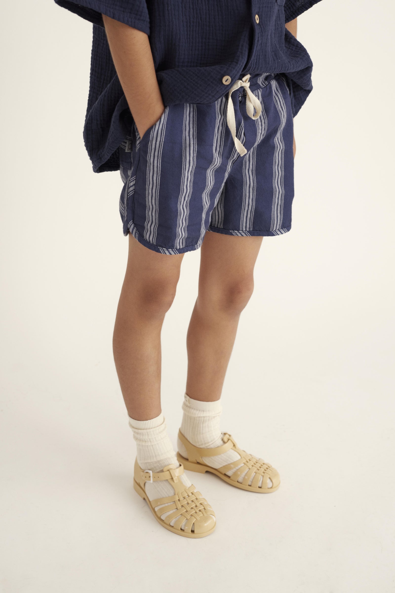 Nahaufnahme von gestreiften Julius Shorts von Cozmo– ökologisch und nachhaltig.