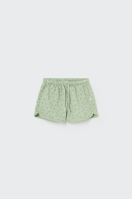 Leichte grüne Lea Shorts von Cozmo mit gestepptem Blumenmuster, ideal für warme Sommertage.