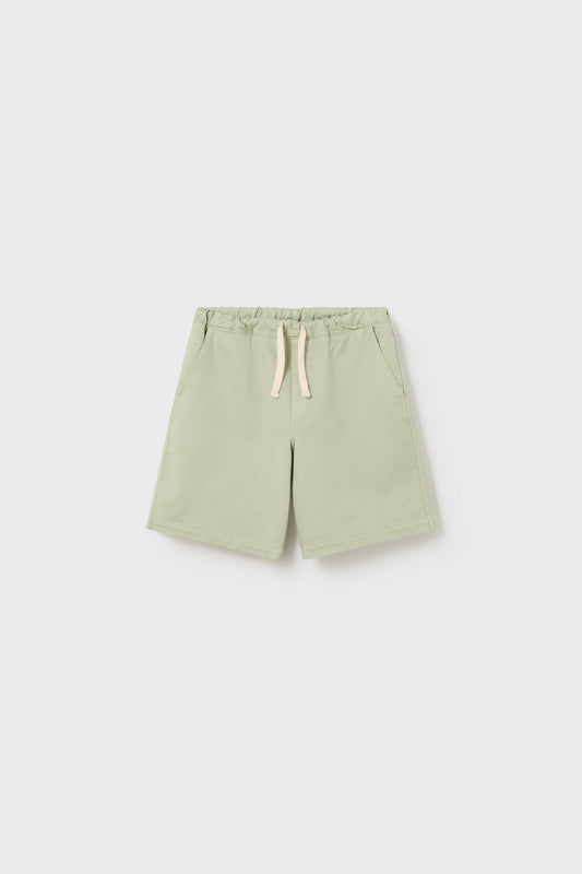 Cozmo Sergio Bermuda Shorts in Grün – Nachhaltige Kinder-Shorts aus leichtem Twill-Material.