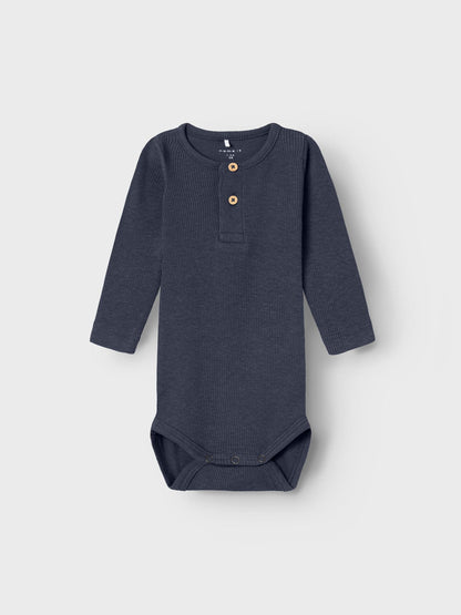 Alt-Text: Babybody aus Bio-Baumwolle in Vintage Indigo Melange, flachliegend. Zu kaufen bei Bärechind in Winterthur, Zürich Schweiz.