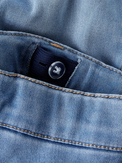 Alt-Text: Detailansicht der NAME IT Kinder Jeans mit Knopfverschluss und heller Waschung, im Bärechind Winterthur Zürich Schweiz erhältlich