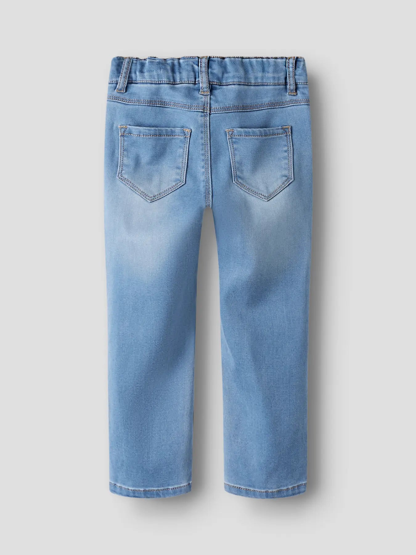 Alt-Text: Rückansicht der NAME IT Kinder Jeans in hellblauer Waschung, im Bärechind Winterthur Zürich Schweiz erhältlich
