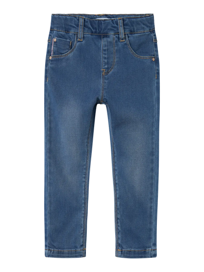 Alt-Text: NAME IT Kinder Jeans in mittelblauer Waschung mit Slim Fit, im Bärechind Winterthur Zürich Schweiz erhältlich