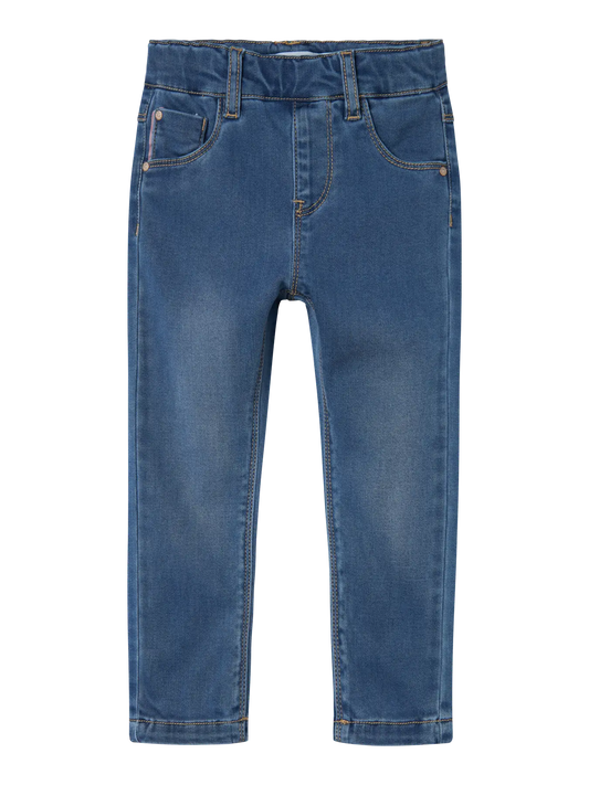 Alt-Text: NAME IT Kinder Jeans in mittelblauer Waschung mit Slim Fit, im Bärechind Winterthur Zürich Schweiz erhältlich