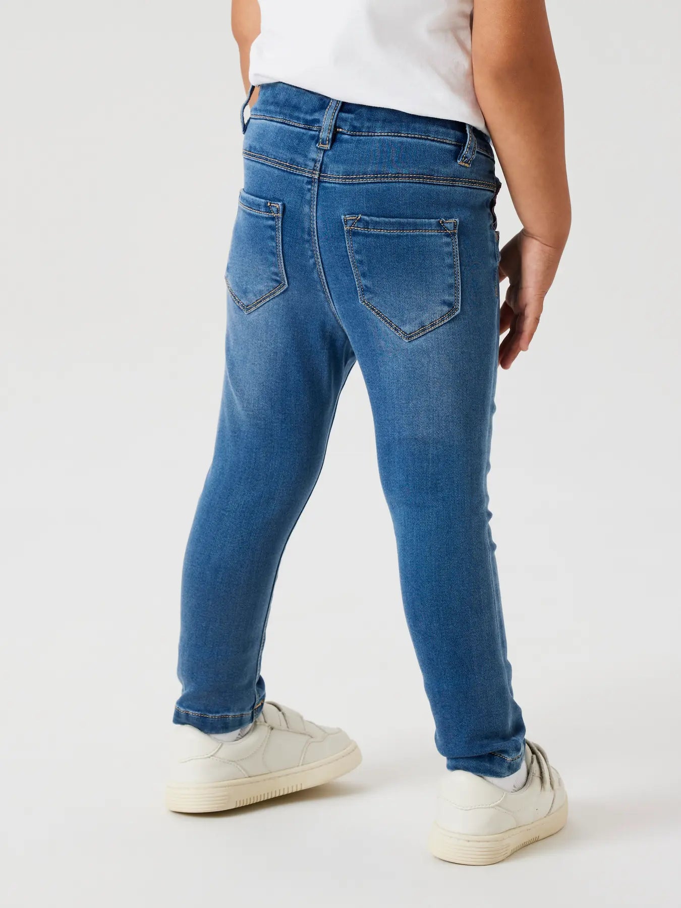 Alt-Text: Rückansicht der NAME IT Kinder Jeans mit Slim Fit in Mittelblau, im Bärechind Winterthur Zürich Schweiz erhältlich