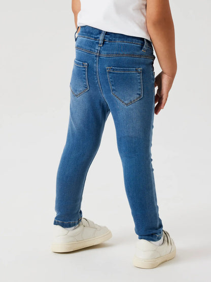 Alt-Text: Rückansicht der NAME IT Kinder Jeans mit Slim Fit in Mittelblau, im Bärechind Winterthur Zürich Schweiz erhältlich