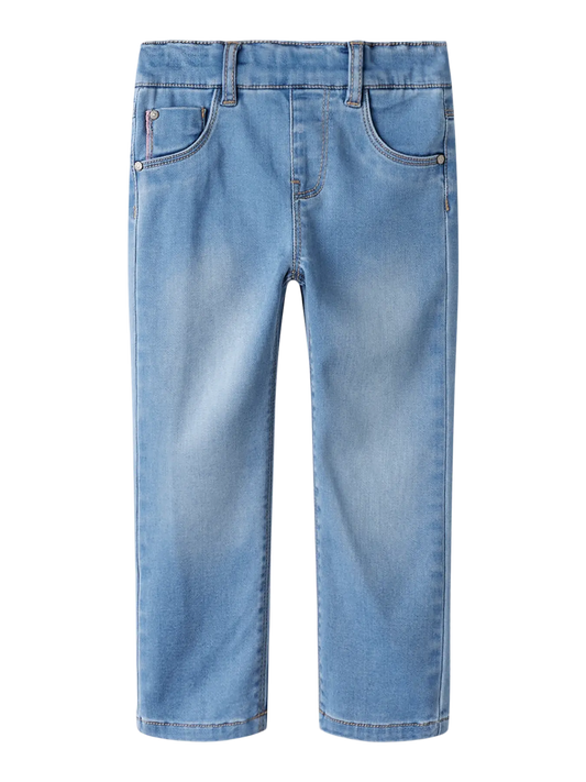 Alt-Text: NAME IT Kinder Jeans mit geradem Schnitt in hellblauer Waschung, im Bärechind Winterthur Zürich Schweiz erhältlich
