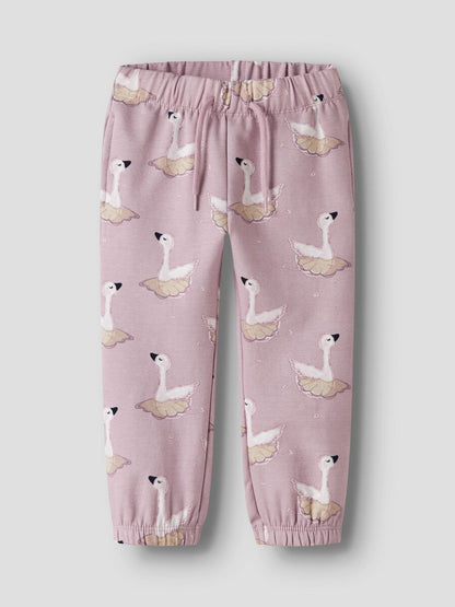 Alt-Text: Fliederfarbene Sweathose mit Schwanenmuster aus Bio-Baumwolle, NAME IT, erhältlich bei Bärechind in Winterthur, Zürich Schweiz