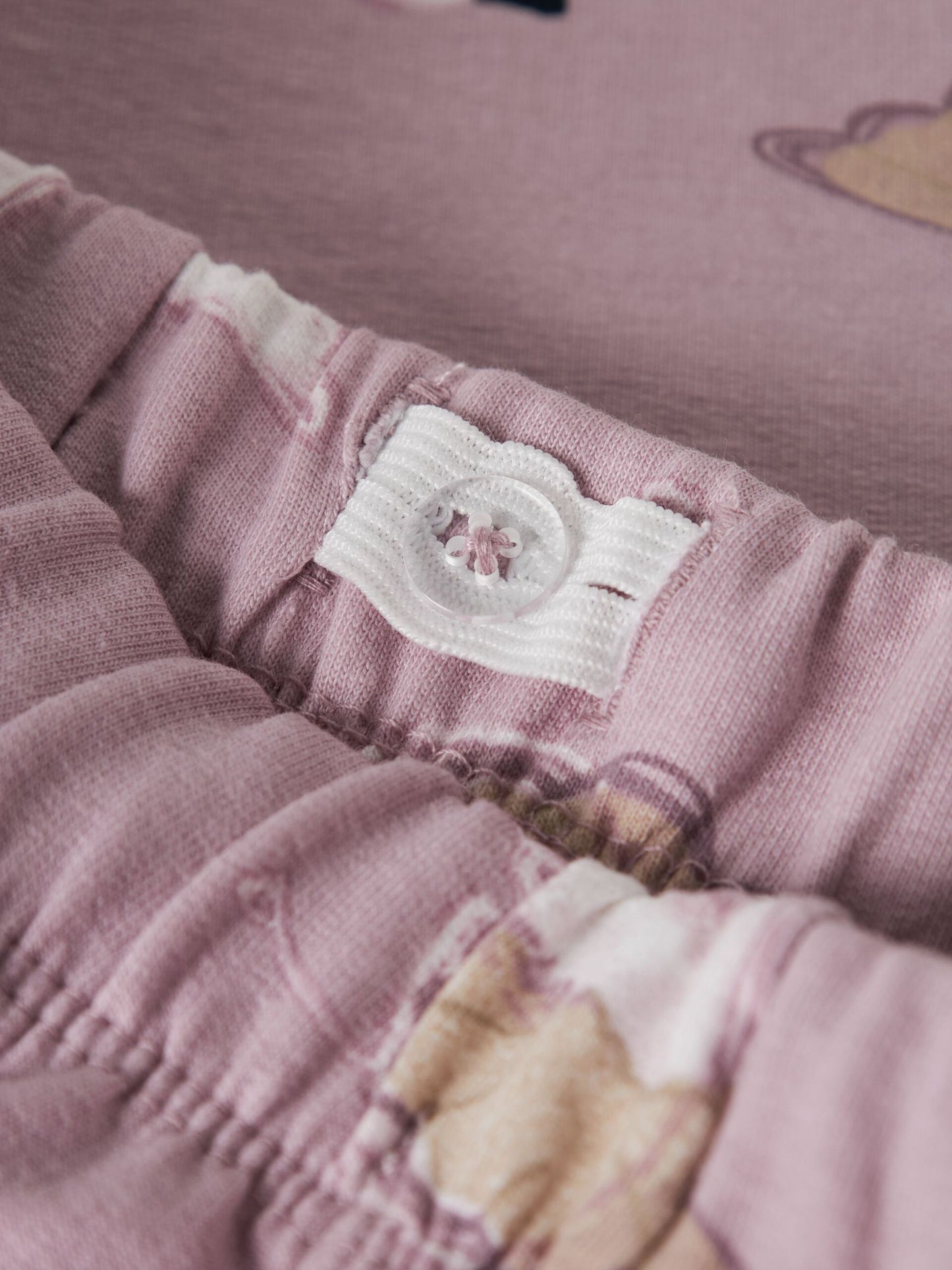 Alt-Text: Detailansicht der weichen NAME IT Sweathose aus Bio-Baumwolle, Bärechind, Winterthur, Zürich Schweiz