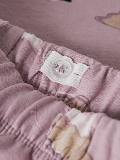 Alt-Text: Detailansicht der weichen NAME IT Sweathose aus Bio-Baumwolle, Bärechind, Winterthur, Zürich Schweiz