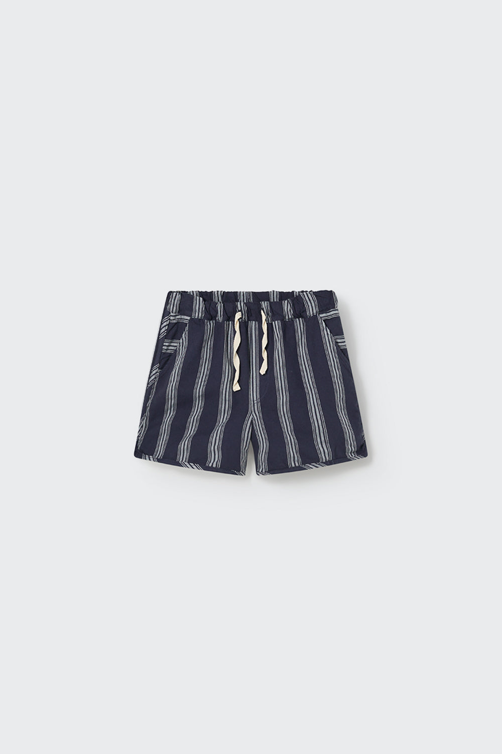 Gestreifte Kinder-Shorts aus Bio-Baumwolle von Cozmo, perfekt für heisse Tage.