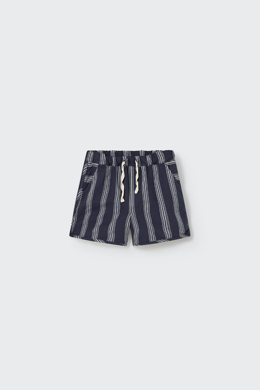 Gestreifte Kinder-Shorts aus Bio-Baumwolle von Cozmo, perfekt für heisse Tage.