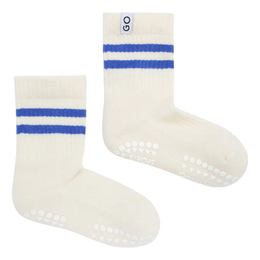 Baby trägt GoBabyGo Anti-Rutsch Socken creme mit blauen Streifen beim Spielen – Bärechind Winterthur, Zürich, Schweiz.