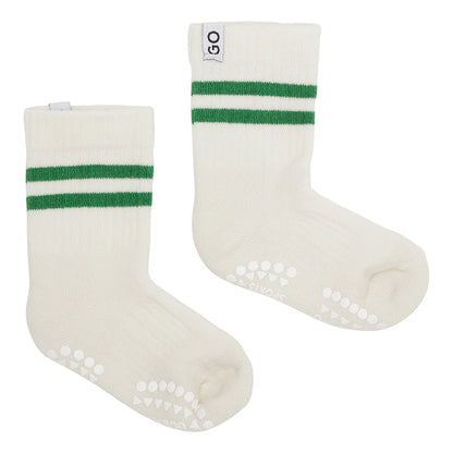 Seitliche Ansicht der GoBabyGo Anti-Rutsch Sportsocken creme mit grünen Streifen – erhältlich bei Bärechind Winterthur, Zürich, Schweiz.