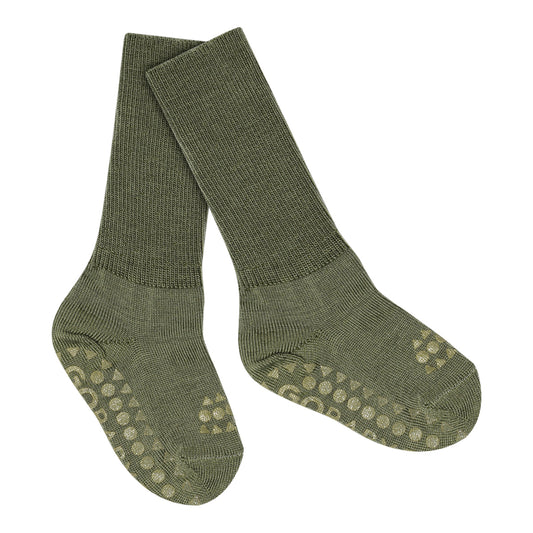 GoBabyGo Wolle Anti-Rutsch Socken olive mit Noppen – im Bärechind Winterthur, Zürich, Schweiz erhältlich