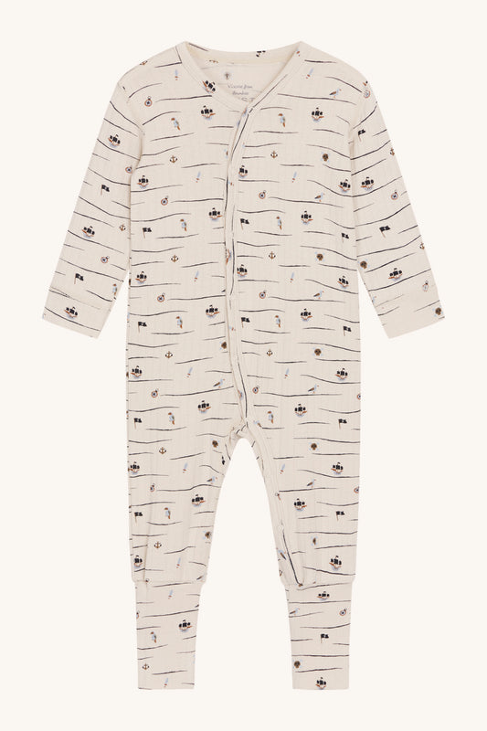 Babystrampler Mulle mit Piratenmotiv von Hust & Claire in Ganzkörperansicht, hergestellt aus 95% Bambus-Viskose und 5% Elastan.
