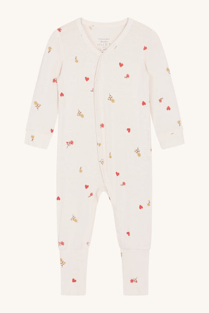 Vorderansicht des Hust & Claire Mulle Stramplers mit zartem Blumen-Print, aus weichem Bambusstoff.